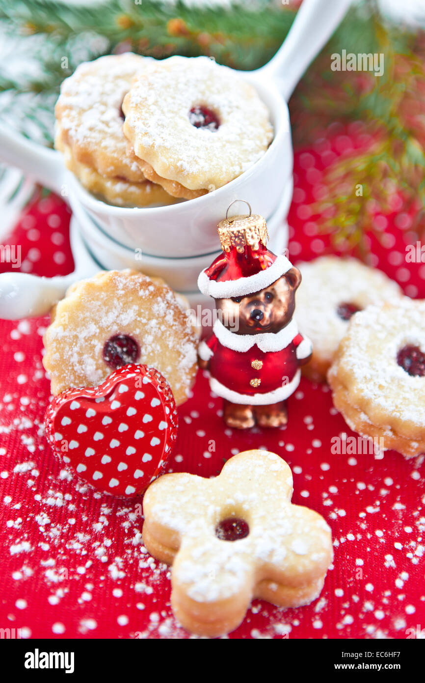 Weihnachtsplätzchen mit Marmelade Stockfotografie - Alamy