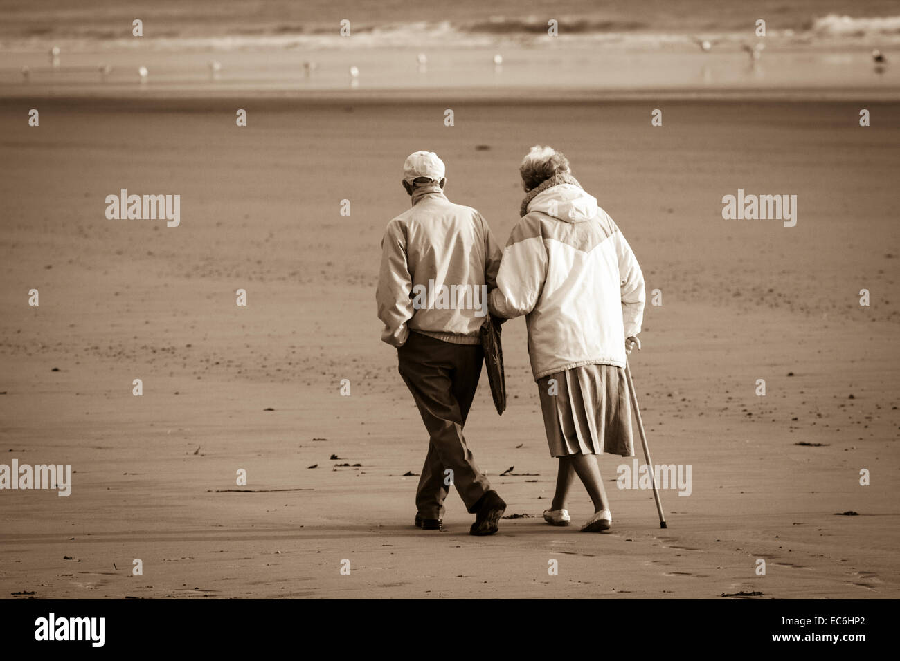 Älteres Ehepaar zu Fuß am Strand in England. UK Stockfoto