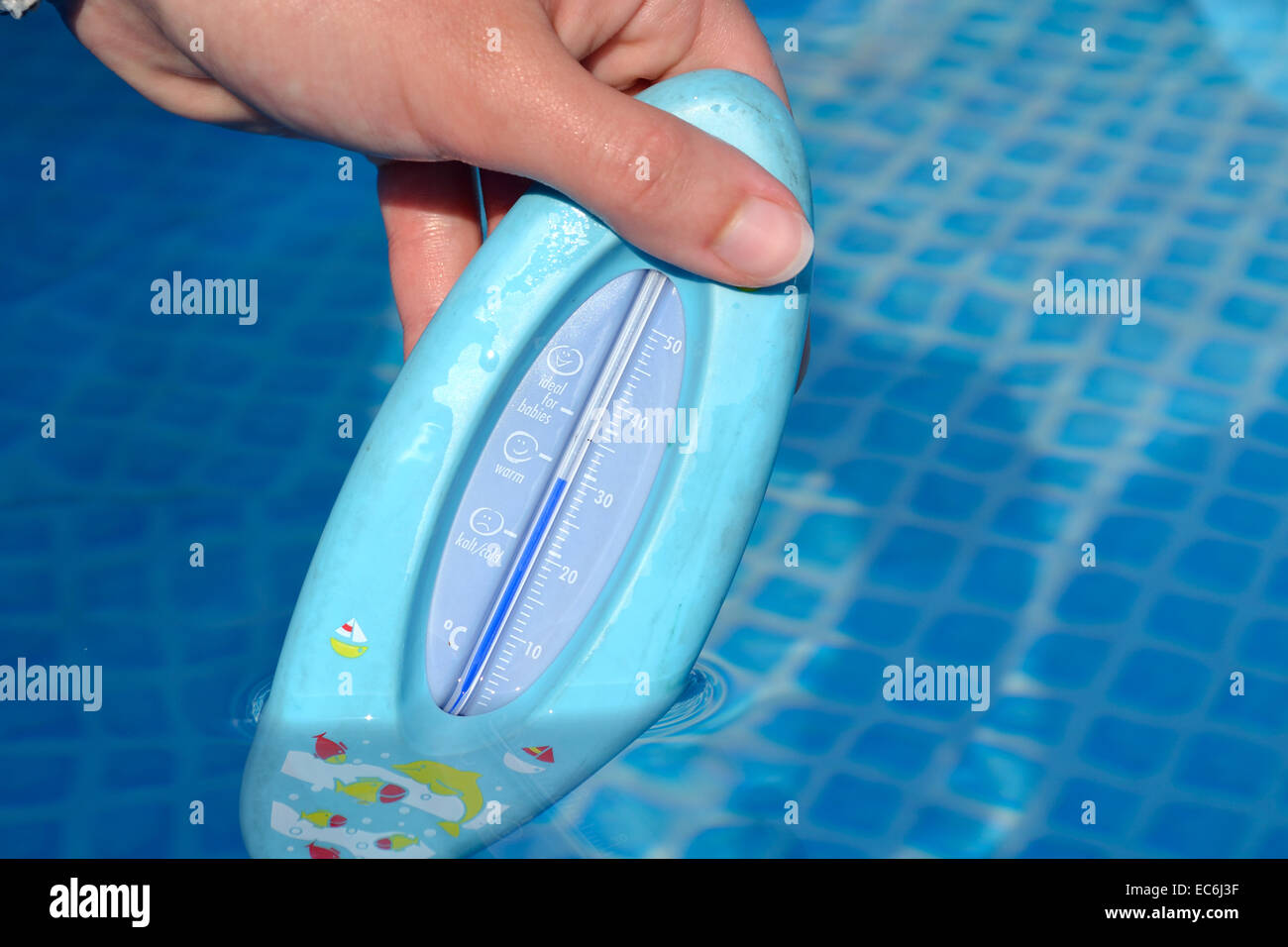 Temperatur des Wassers wird gemessen in einem pool Stockfoto