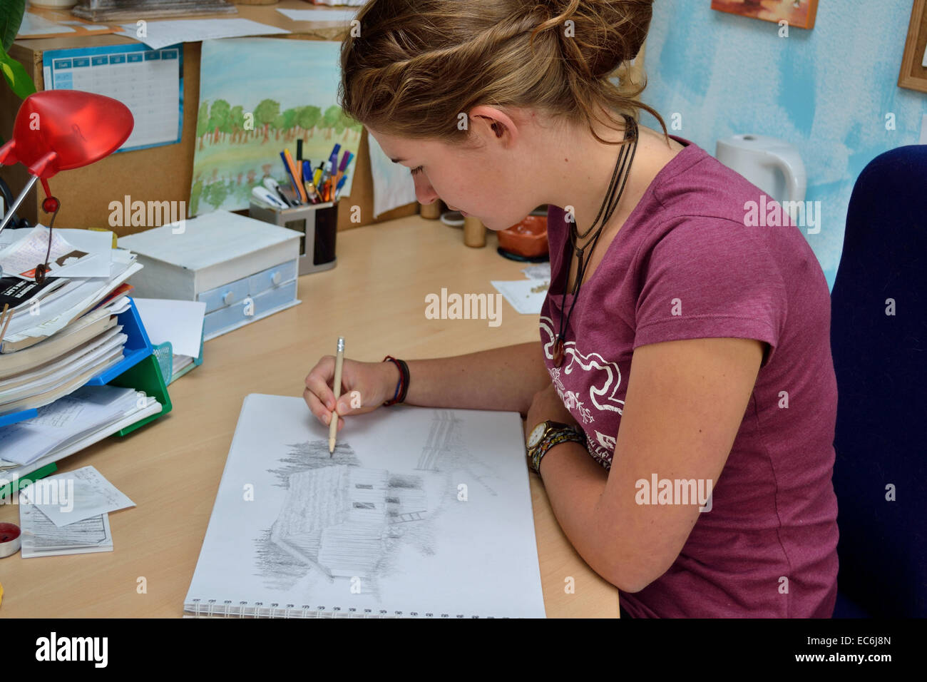 Teenager mit Bleistift Zeichnung Stockfoto