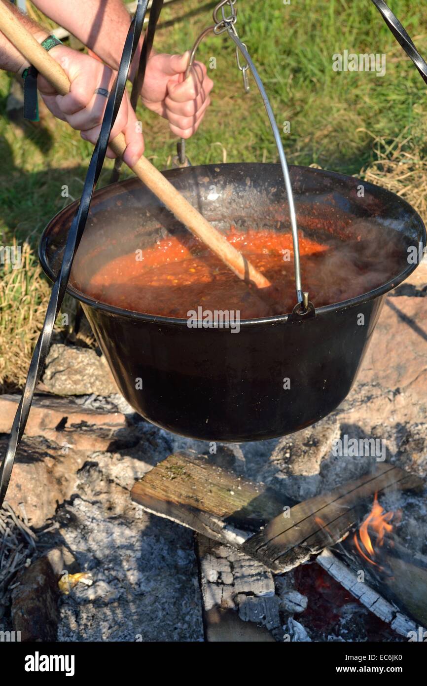 Chili Con Carne in einem Topf über einem Lagerfeuer Stockfoto