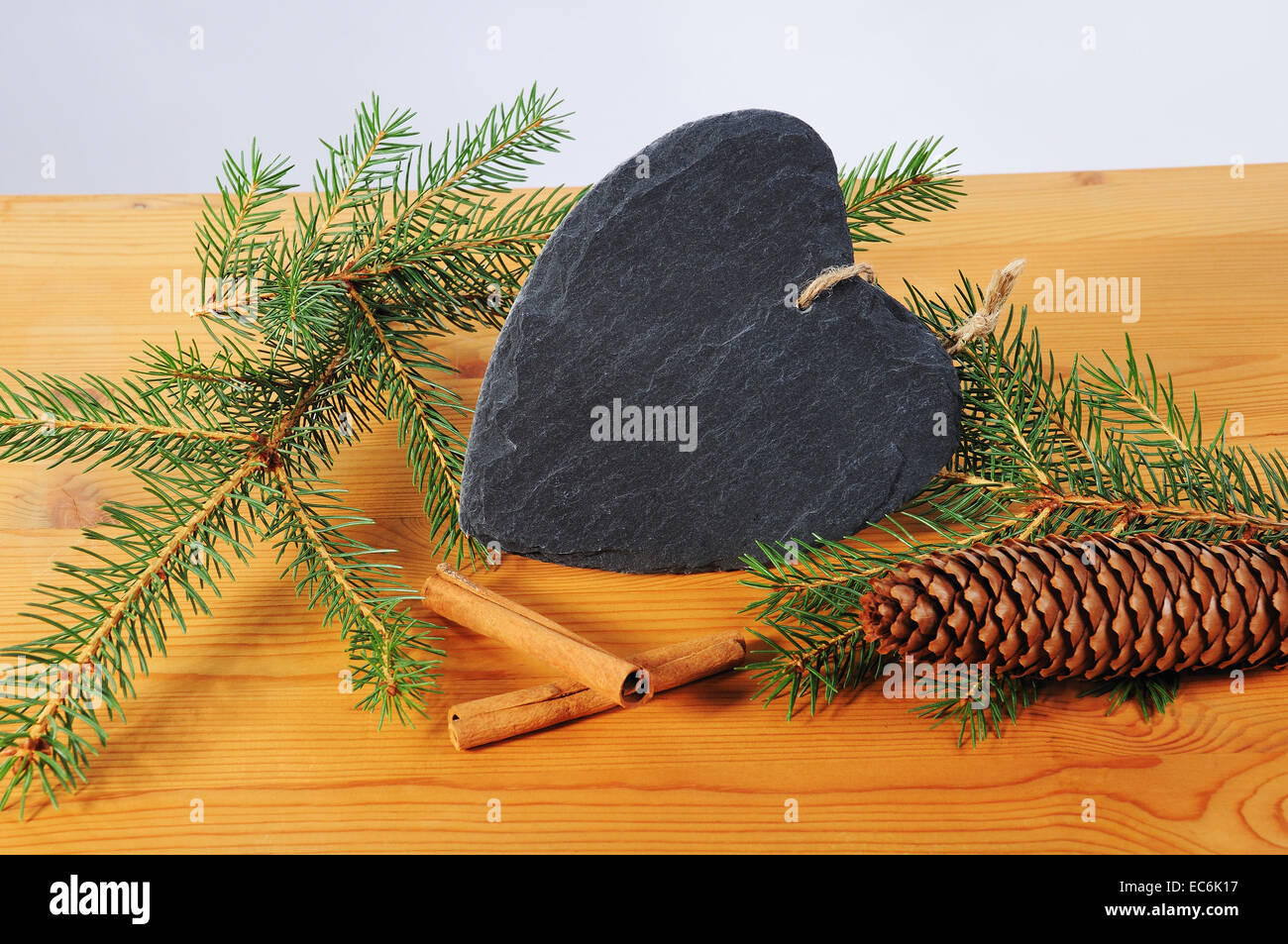 Herz aus Schiefer, Tanne Zweig und Tanne Kegel Stockfoto