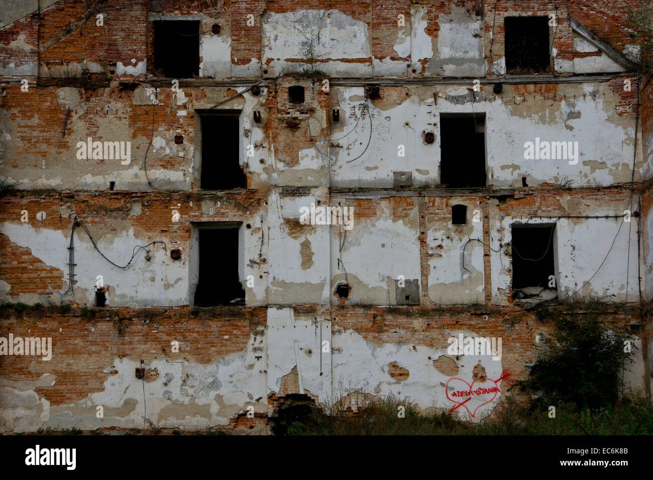 Industrieruine mit Herz als Symbol der Liebe Stockfoto
