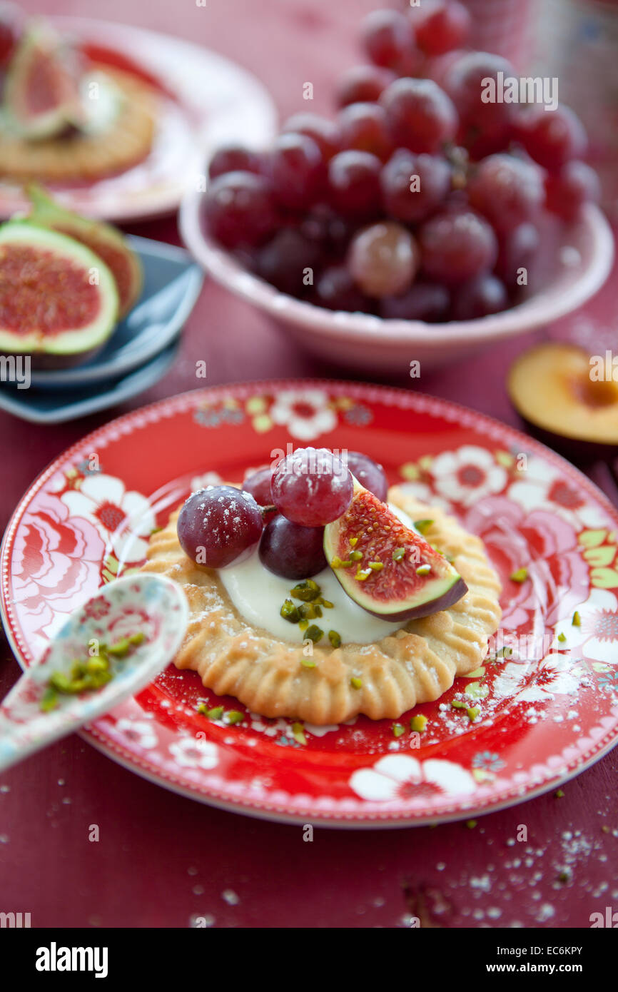 Wenig Obst-Torte mit roten Trauben Stockfoto