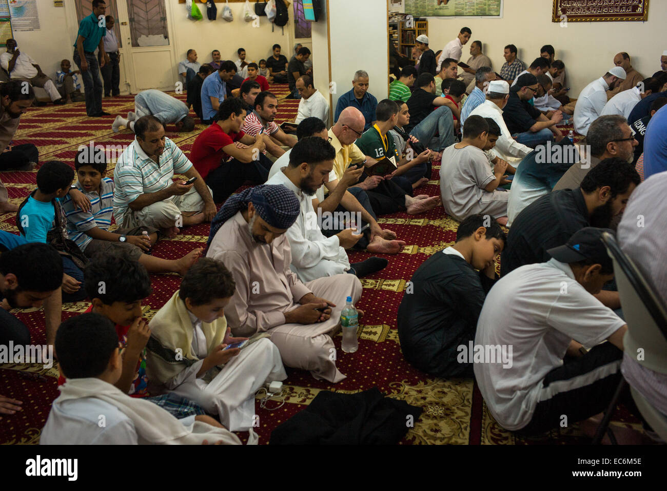 Muslimische Amerikaner warten auf das Abendgebet beginnt im islamischen Zentrum von Bay Ridge nach langer Tag schnell während des Ramadan in Brooklyn, New York. Stockfoto