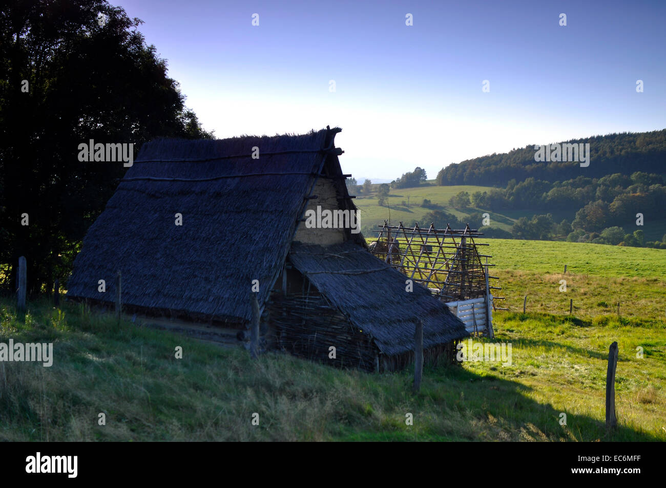 Wohnhaus Frühmittelalterlich Wohnhaus Einer Frühmittelalterlichen Burg Historischer Nachbau Kurie Wittig Bei Kratzau Nordböhmen Stockfoto