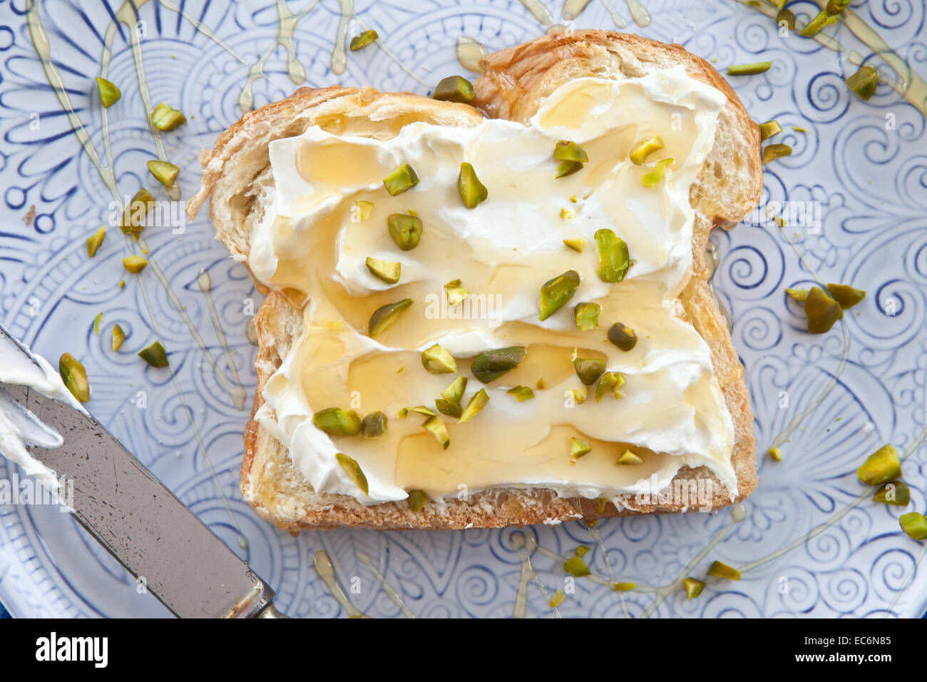 Brötchen mit Frischkäse und Honig Stockfoto