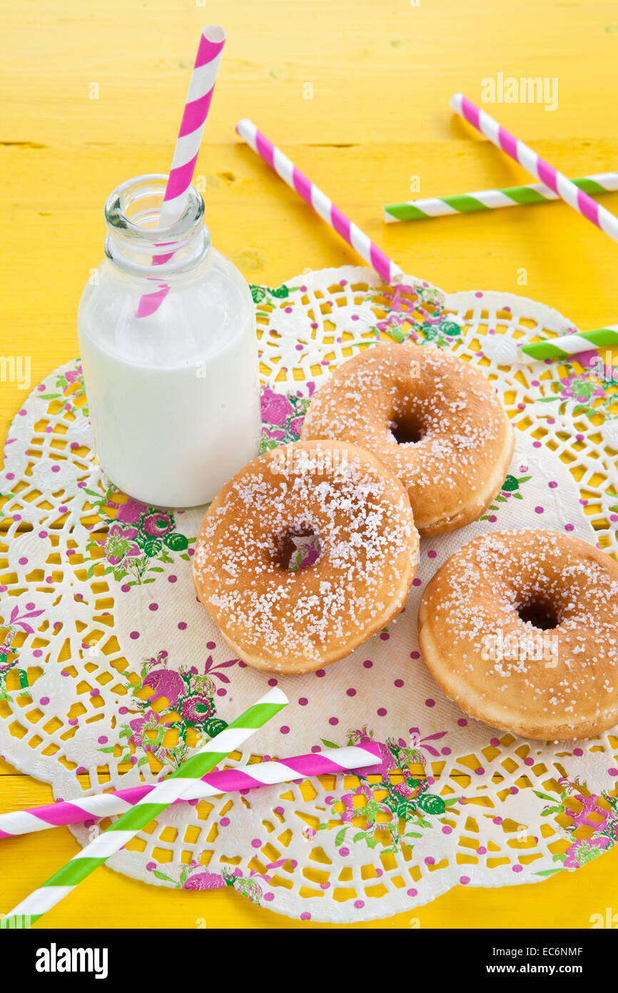 Gezuckerte Donuts und Milch Stockfoto
