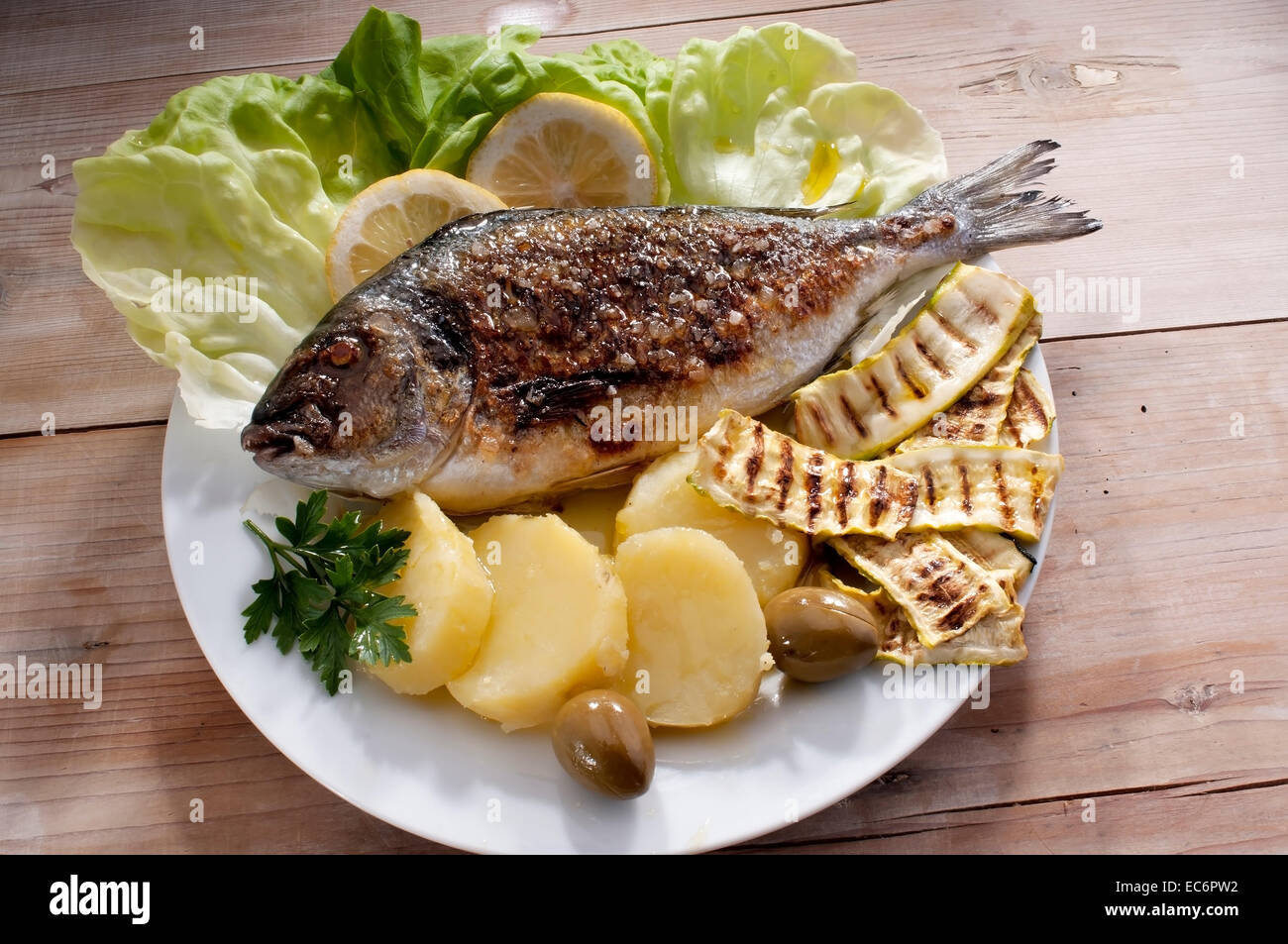 Köstlichen gegrillten Fisch Brassen, Mittelmeerfisch, mit Salzkartoffeln und gegrillten zucchini Stockfoto