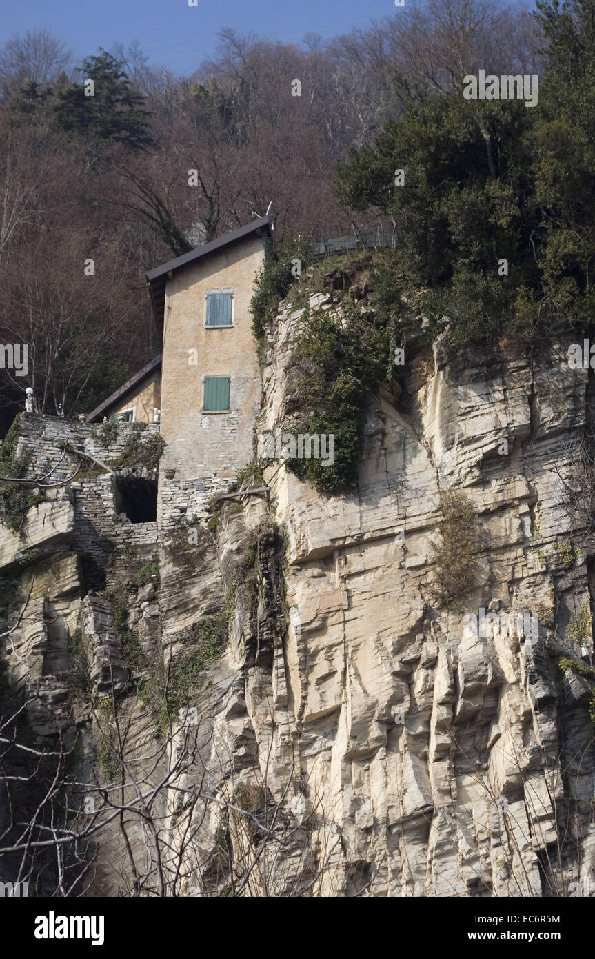 altes Haus auf der Klippe Moltrasio Comer See Italien Stockfoto