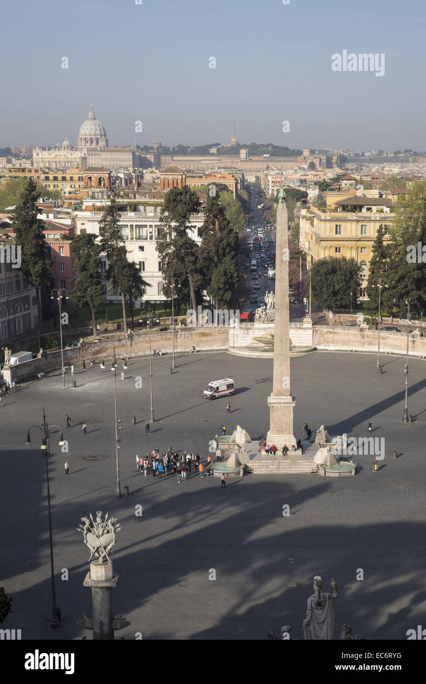 Blick vom Pincio auf der Piazza del Popolo mit Obelisk, St.-Peters-Basilika in den Rücken Stockfoto