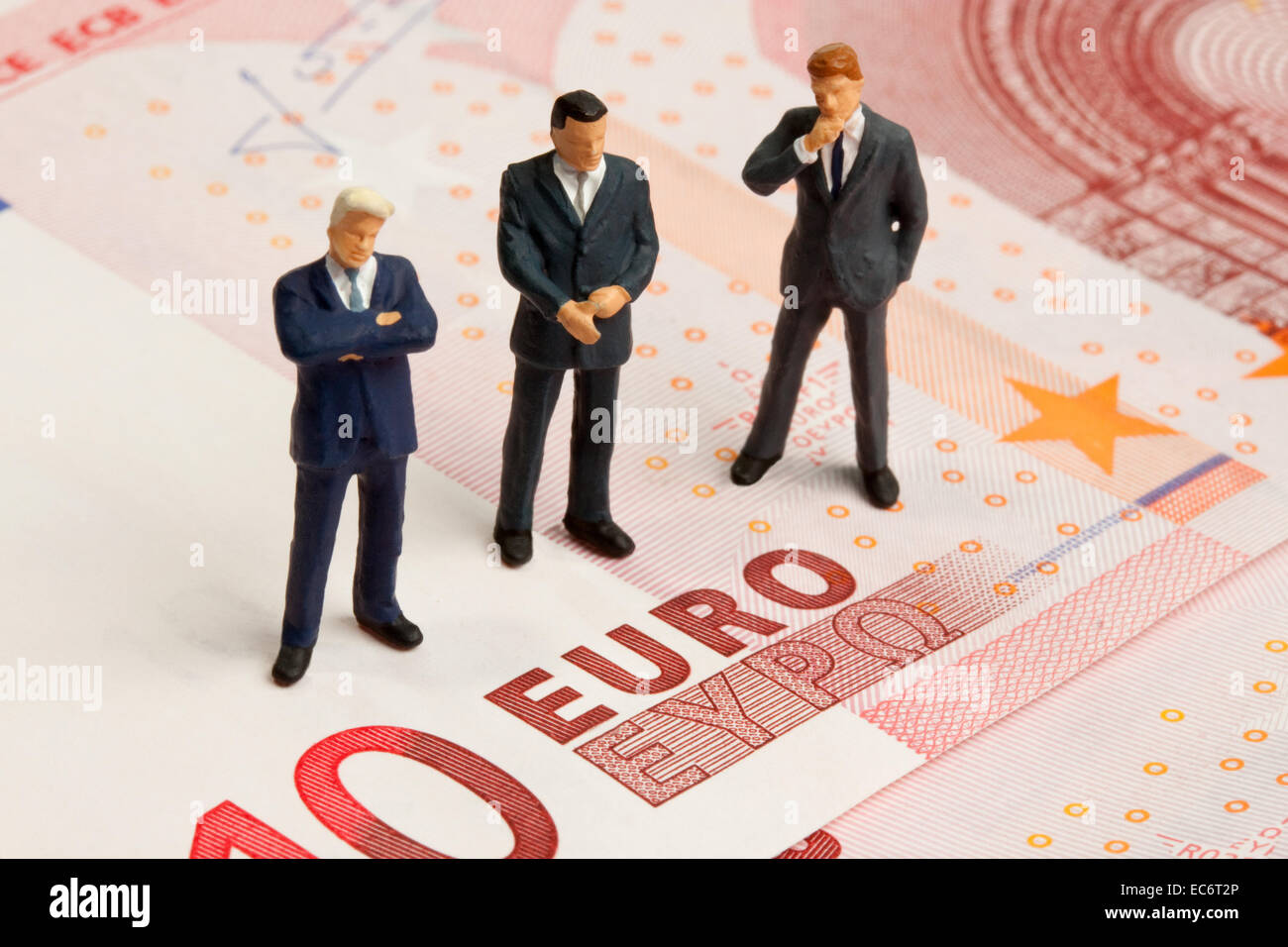 Drei Spielfiguren Zug auf einen zehn-Euro-Schein Stockfoto