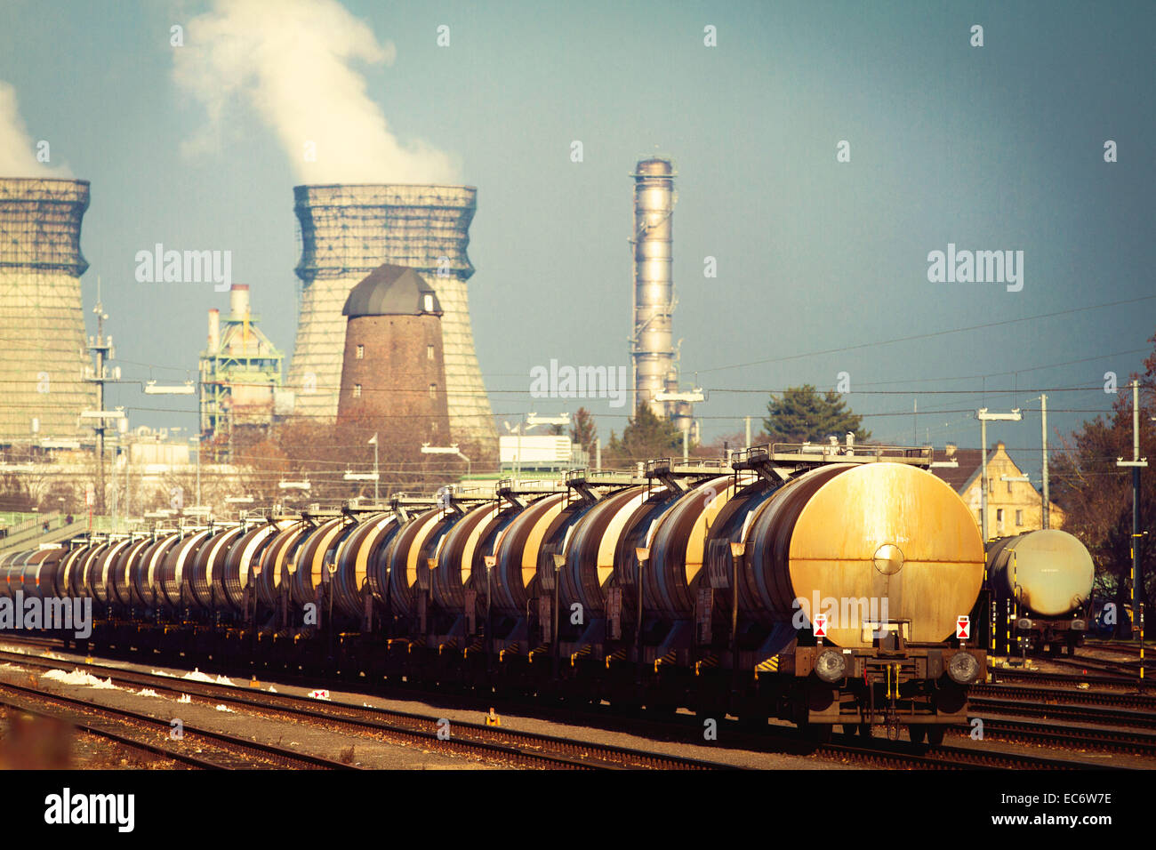 Güterbahnhof im Industriegebiet, Tanker und Kühltürme Stockfoto