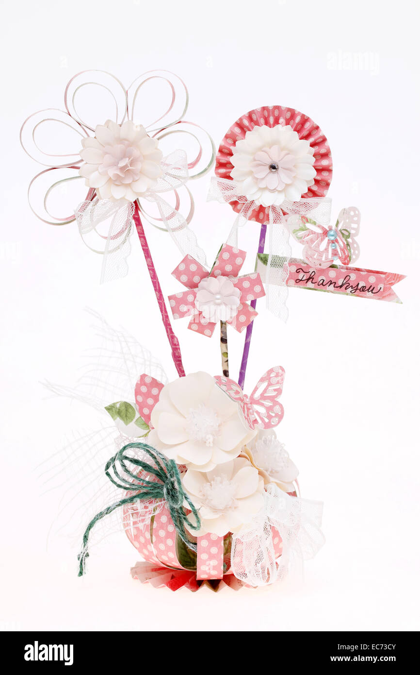 handgefertigte Blumen aus einer Vielzahl von Papier Stockfoto