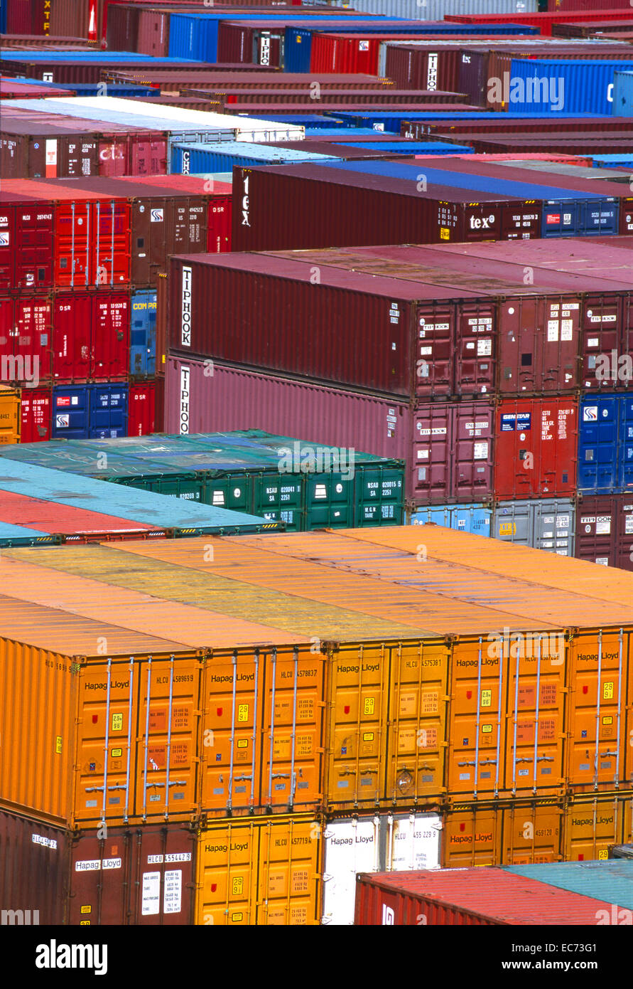 Fracht-Container werden in einem Brunswick, Georgia Hafen gestapelt. Stockfoto