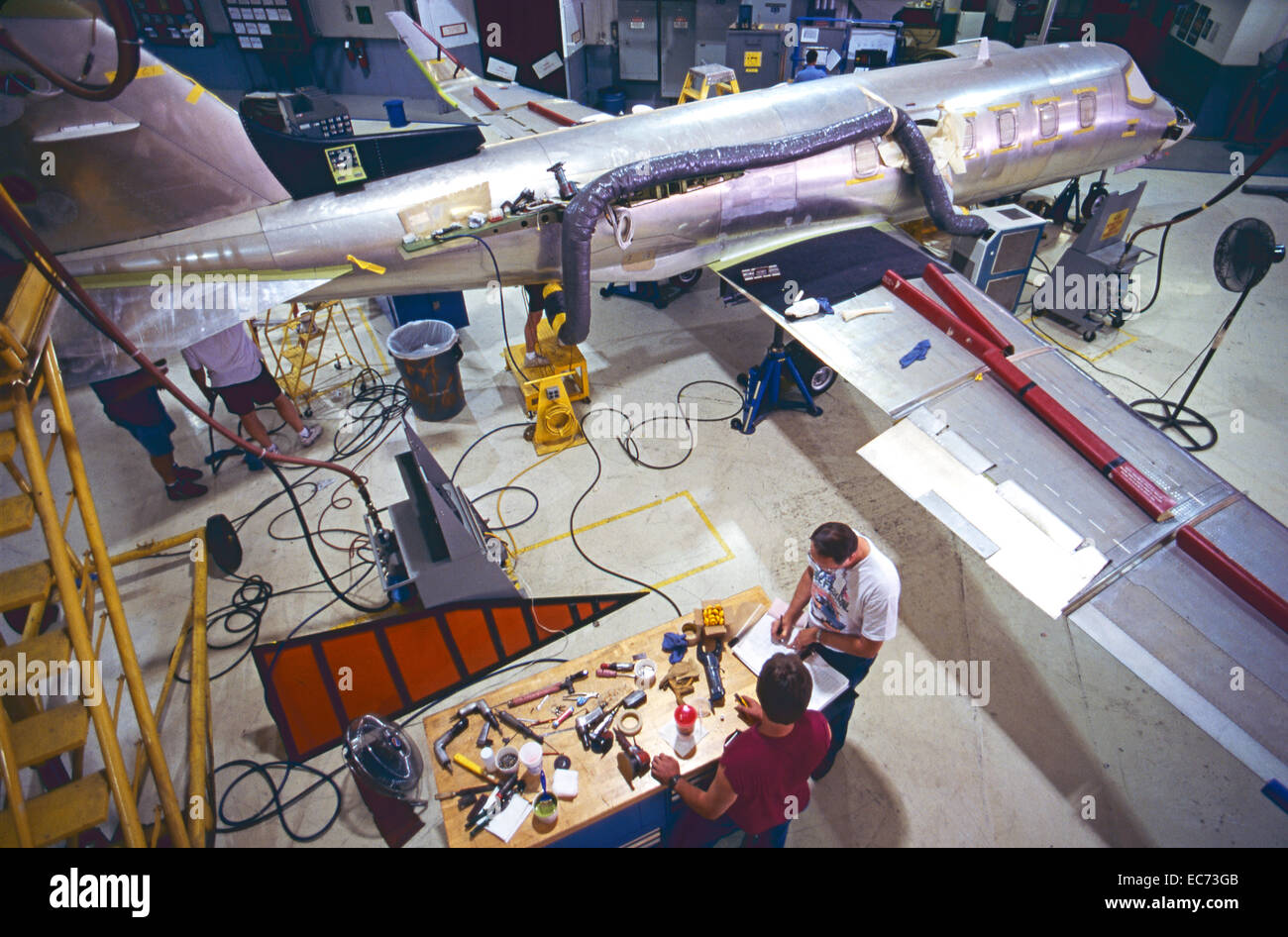 Arbeitnehmer und Luftfahrt Mechanik montieren ein corporate Jet-Flugzeuge. Stockfoto