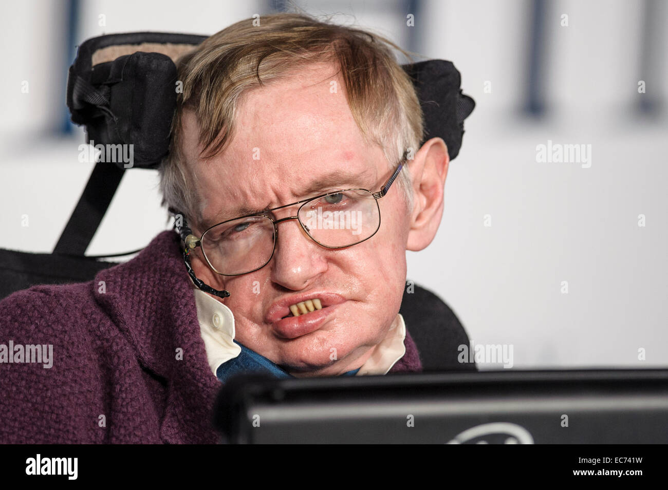 London, UK. 9. Dezember 2014. Stephen Hawking besucht die UK-Premiere von The Theory of Everything auf 12.09.2014 im ODEON Leicester Square, London. Bildnachweis: Julie Edwards/Alamy Live-Nachrichten Stockfoto