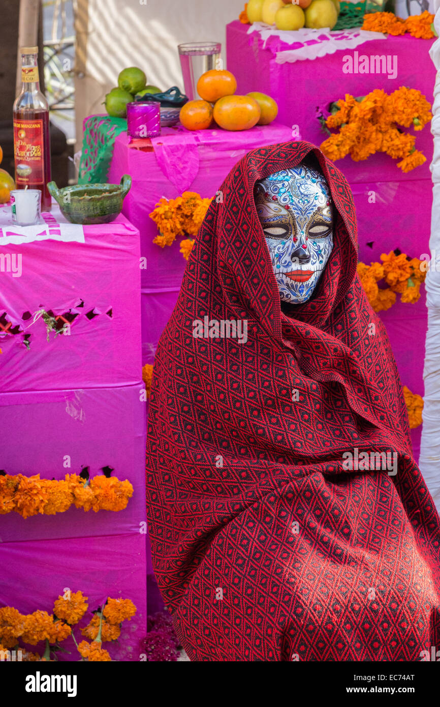 La Catrina eingewickelt in einem bunten roten Schal am Dia de Los Muertos, eine Feier zu Ehren 