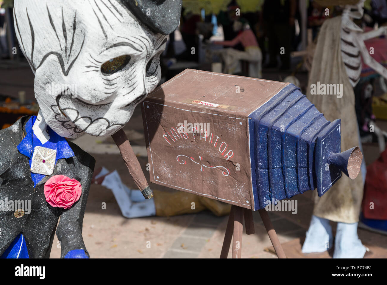 La Calaca mit Zigarre posiert als Fotograf am Dia de Los Muertos, eine Feier zu Ehren der Toten, in Queretaro, Mexiko Stockfoto