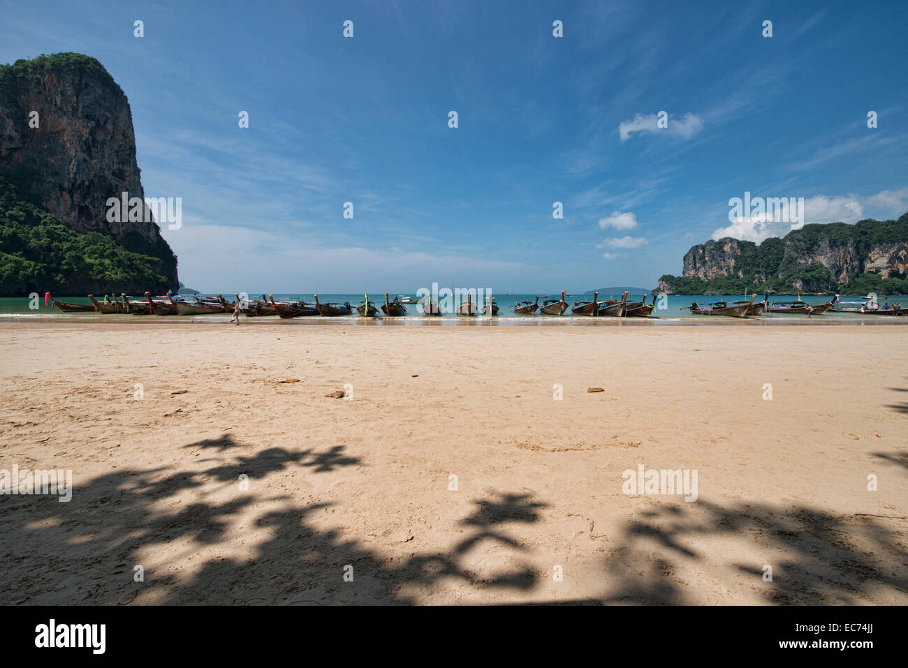 Longtail-Boote auf West Railay Beach, Krabi, Thailand Stockfoto