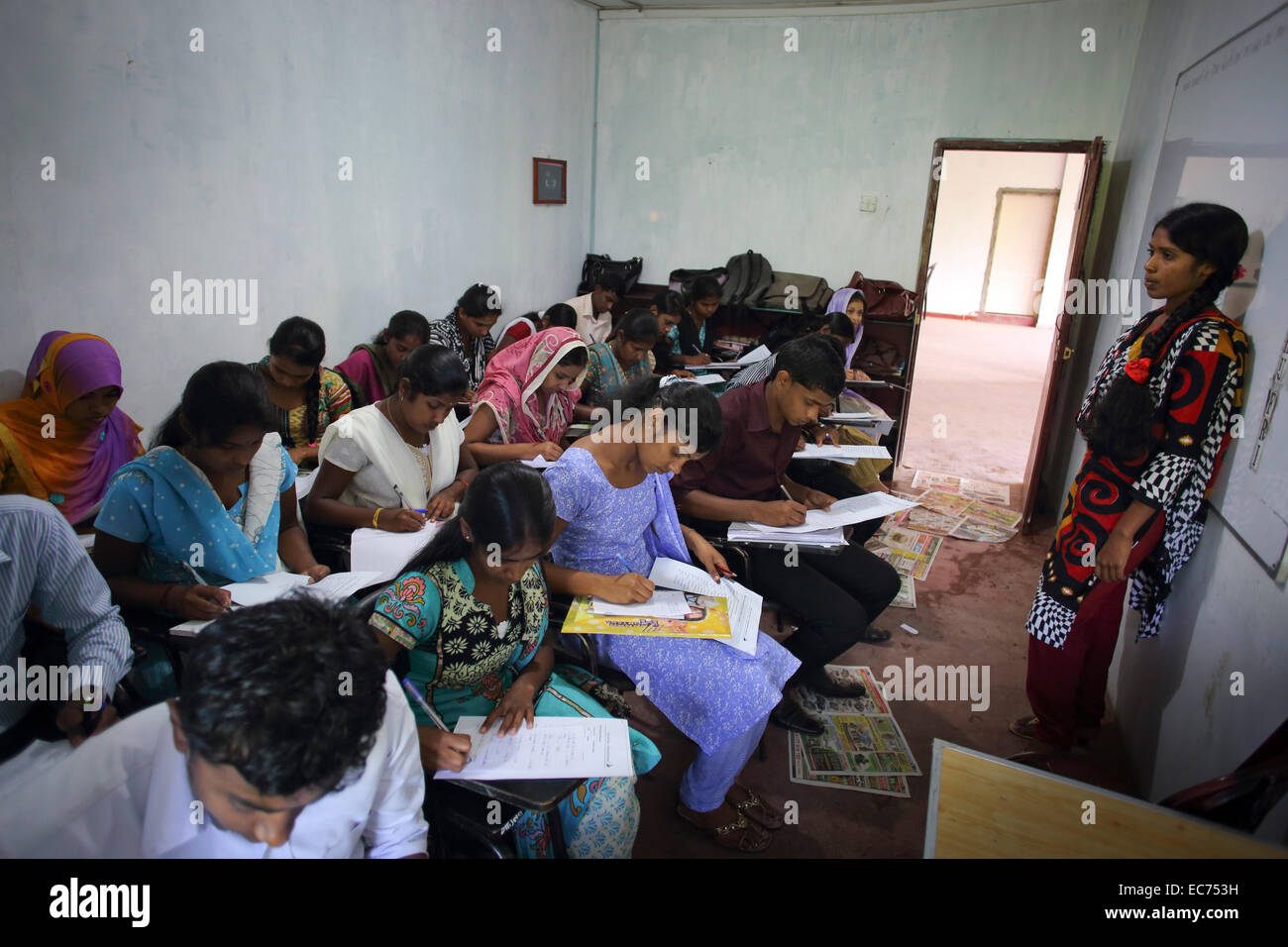 Schüler lernen Englisch in der Tee-Blatt-Vision-Schule in Maskeliya, Sri Lanka Stockfoto