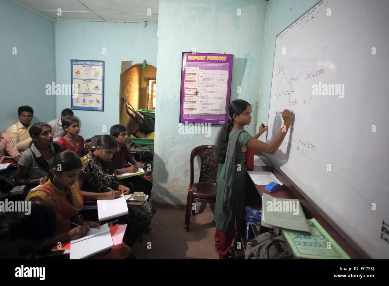 Schüler lernen Englisch in der Tee-Blatt-Vision-Schule in Maskeliya, Sri Lanka Stockfoto