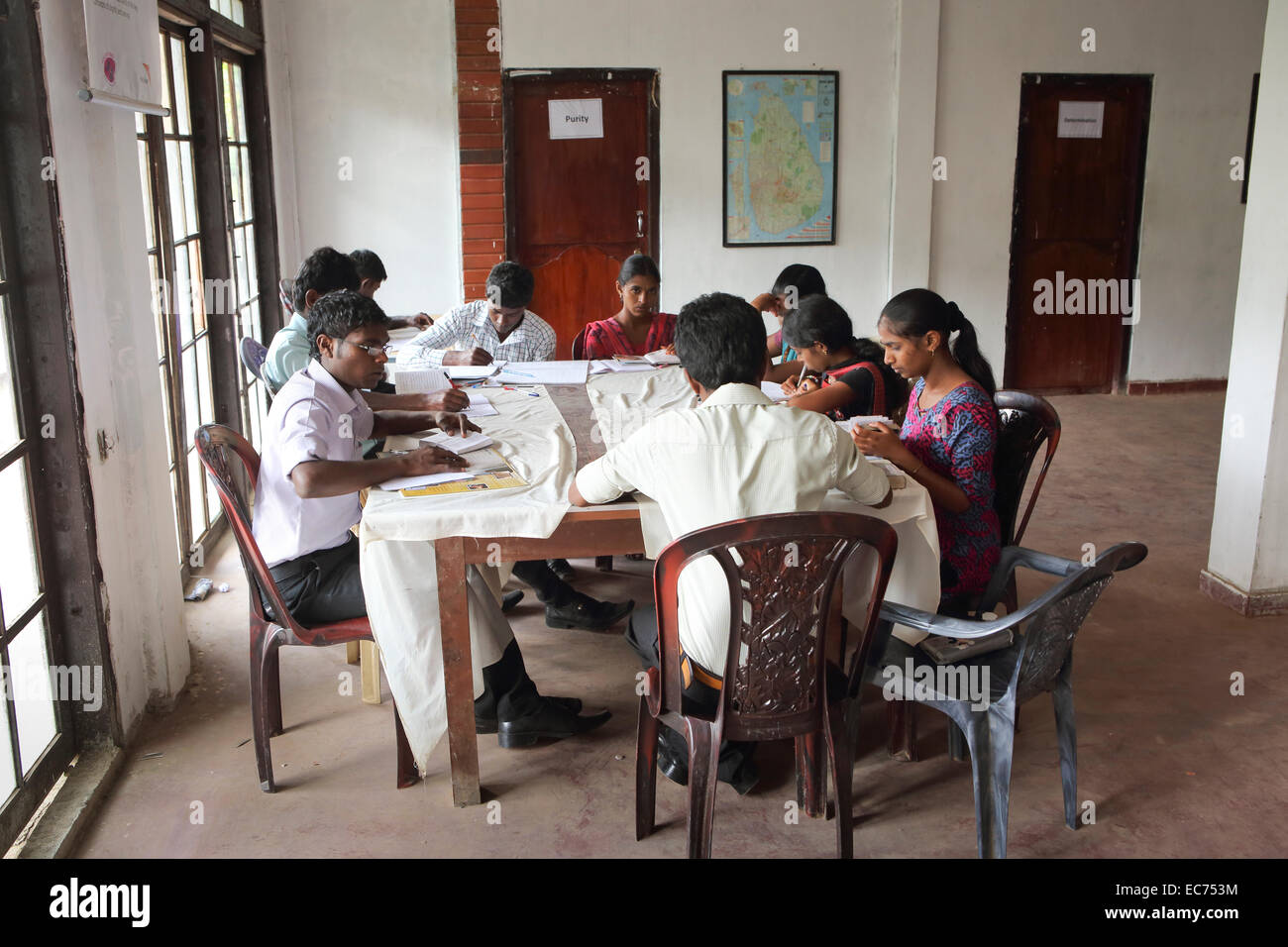 Schüler lernen Englisch in der Tee-Blatt-Vision-Schule in Maskeliya, Sri Lanka Stockfoto