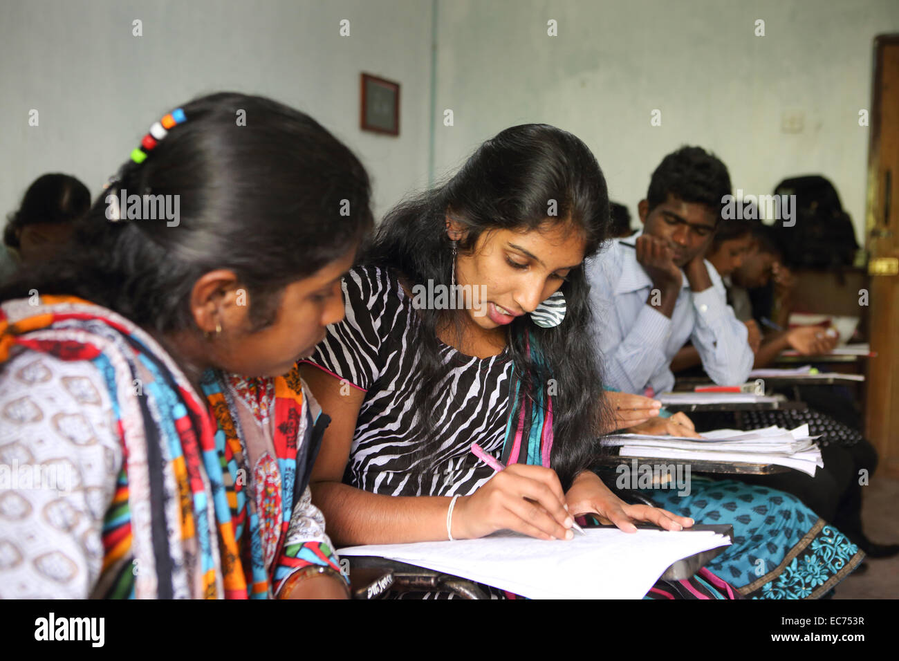 Schüler lernen Englisch in der Tee-Blatt-Vision-Schule in Maskeliya, Sri Lanka Stockfoto