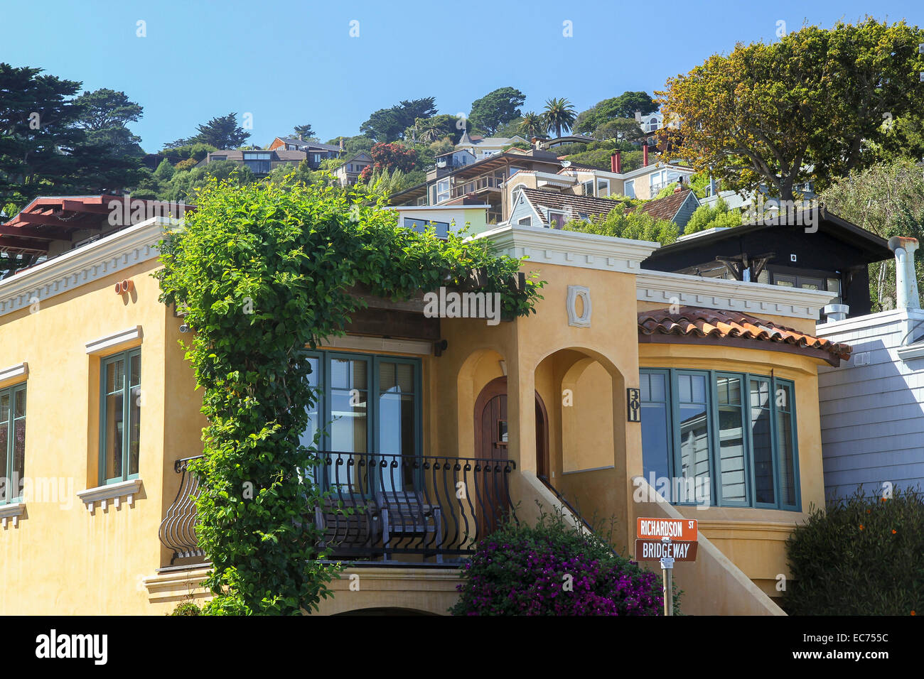Ein Haus in Sausalito, Kalifornien, Hügel im Hintergrund Stockfoto