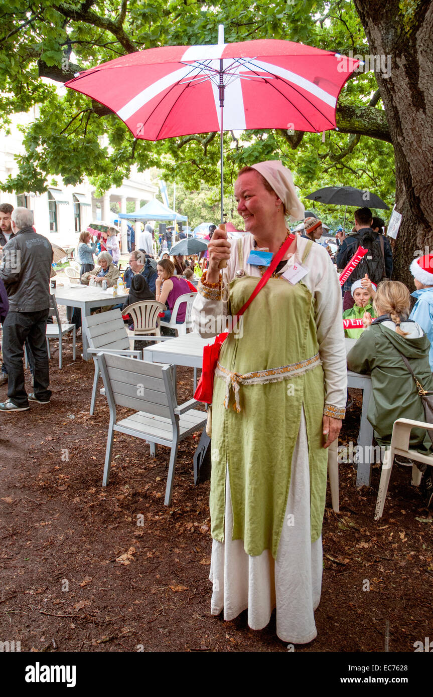 Dänische Hostess bei einer skandinavischen Weihnachtsbasar inszeniert an der schwedischen Kirche in Toorak, Melbourne, Australien. Stockfoto