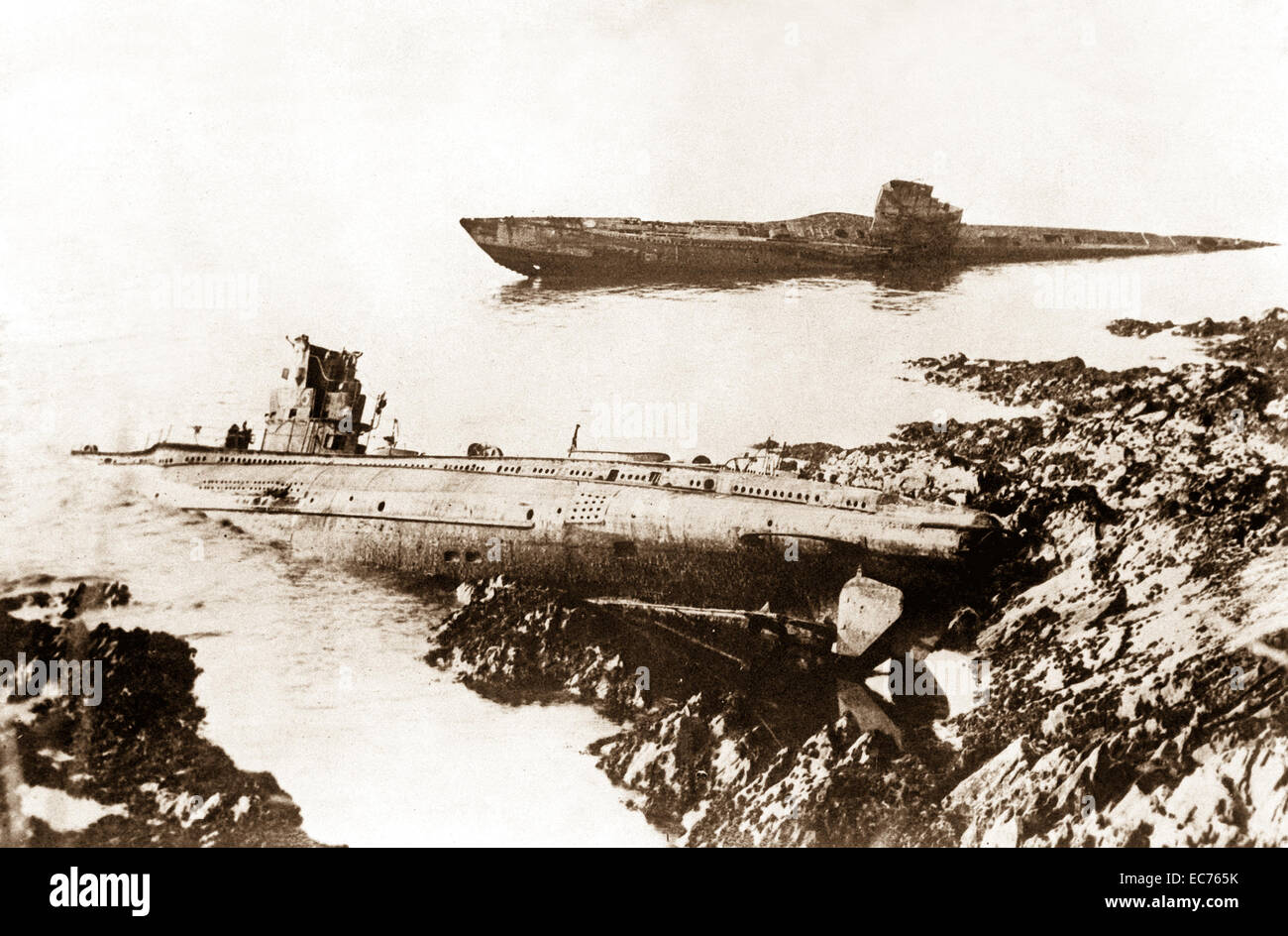 Ein bemerkenswerter Vorfall nach dem zweiten Weltkrieg war das Waschen oben auf den Felsen in Falmouth, England, zwei deutsche U-Boote.  Sie wurden gegossen, aber ein paar Füße auseinander; Beide hatten während des Krieges versenkt wurden.  Ca. 1921. Stockfoto