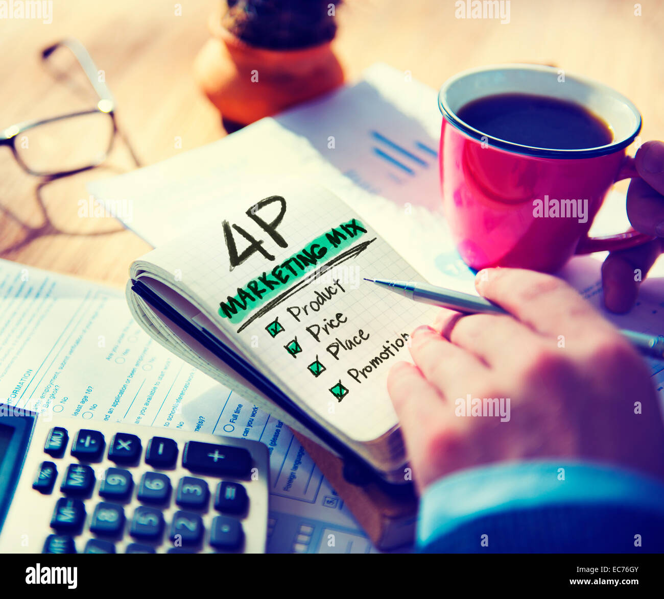 Digitale Online 4P Marketing Mix Büro Konzept Stockfoto