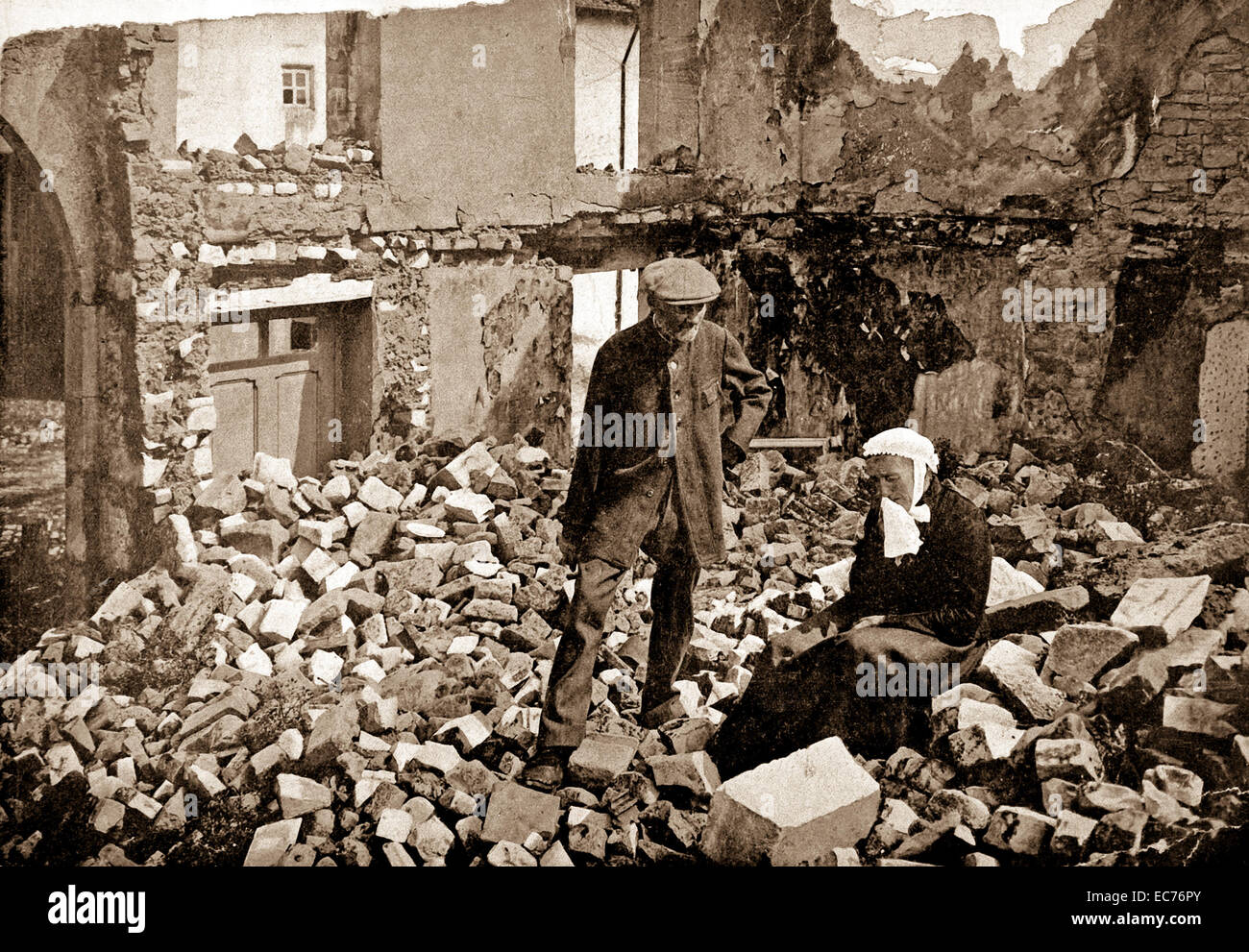 Eine alte französische Paar ihre ehemalige Haus Besuch in der zerstörten Region, von den Deutschen geräumt, finden Sie eine Masse von Stein und Geröll, vertreten, was einst zu Ihnen. Ca. 1916. Foto von Le Monde Illustre Stockfoto