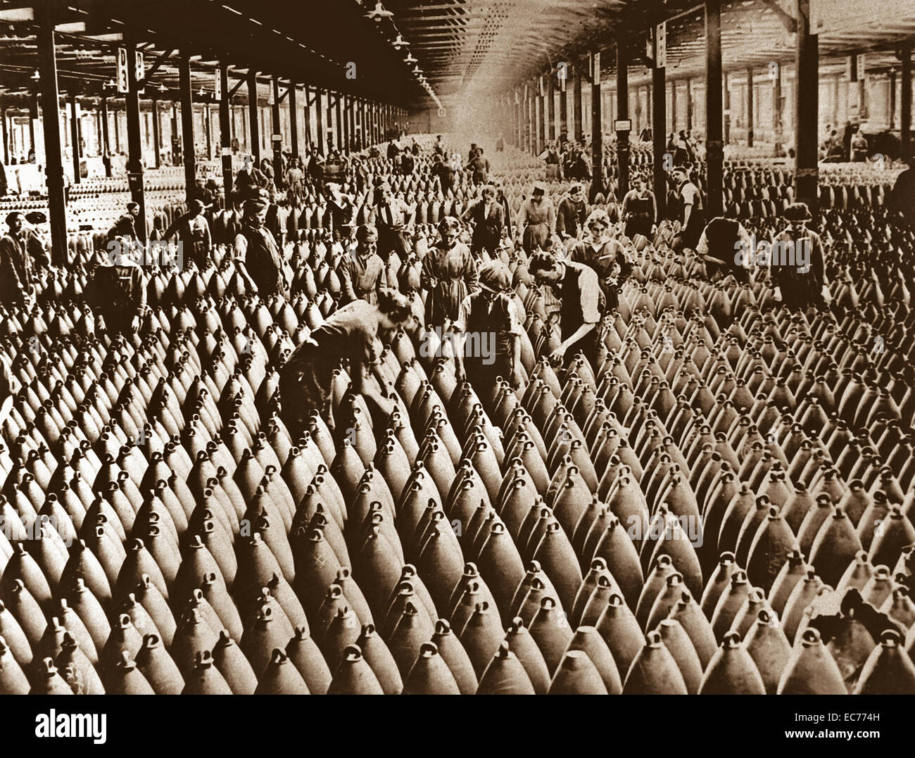 Engländerinnen in Munition Fabrik.  Frauen und Männer arbeiten in Lagerhalle für große Schalen.  In den meisten Munition Zentren etabliert die Y.W.C.A. Cafeterien und shampoo Stuben.  Ca.  1918 / 19. Stockfoto