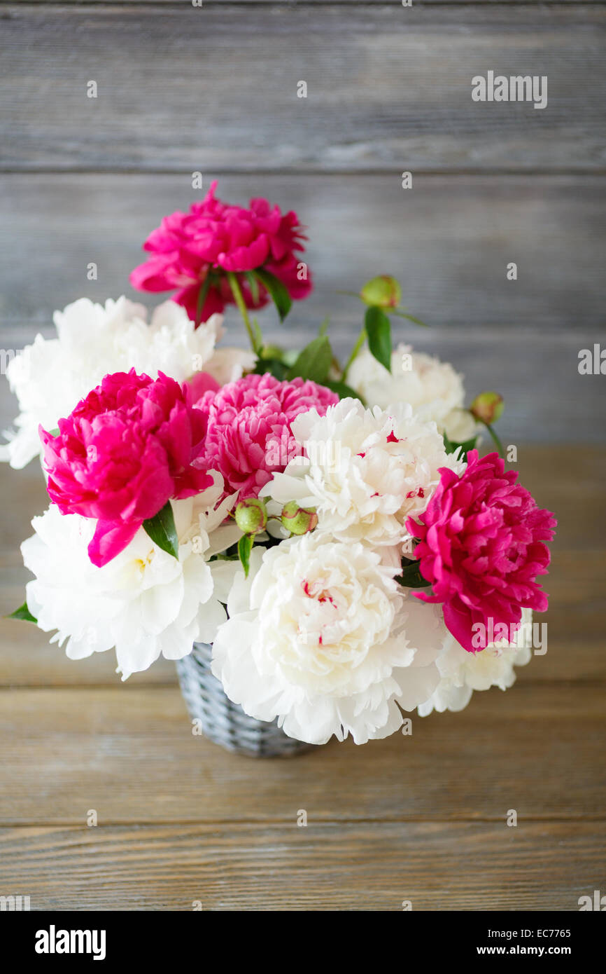 Pfingstrosen Blumenstrauß in der Vase auf Brettern Stockfoto