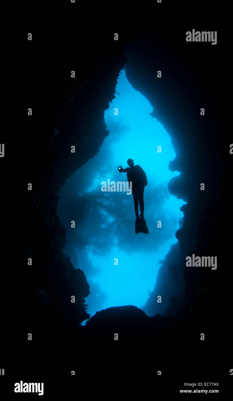Scuba Diver Eingabe Unterwasser-Höhle Stockfoto