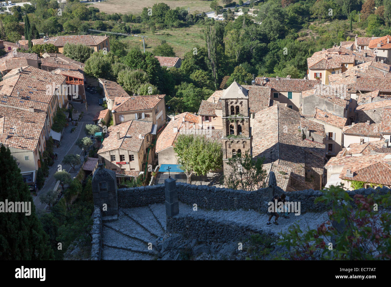 Der Lombard Kirchturm der Kirche Moustiers St. Marie, in der Haute Provence-Alpen. Le Clocher de l'Église de Moustiers. Stockfoto