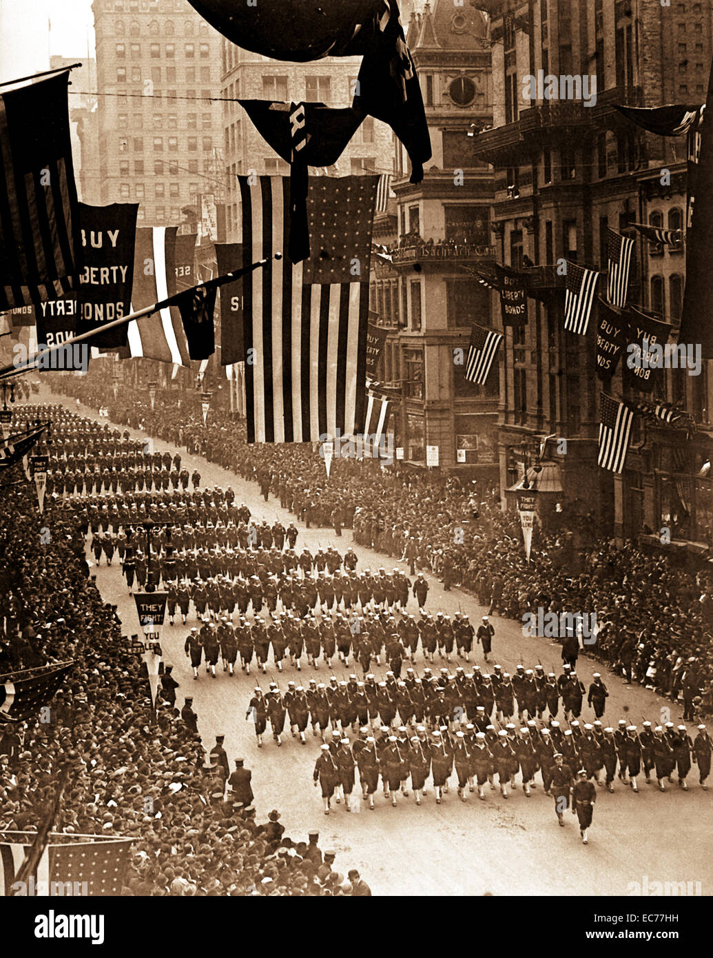 WWI-Segler aus Pelham Bay Naval Trainingsstation marschieren unten Fifth Avenue an der vierten Liberty Loan Parade, New York City.  1918. Stockfoto