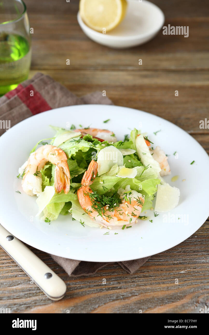 Köstlicher Salat mit Garnelen, Salat und Käse auf einem Teller, nahrhaftes Essen Stockfoto