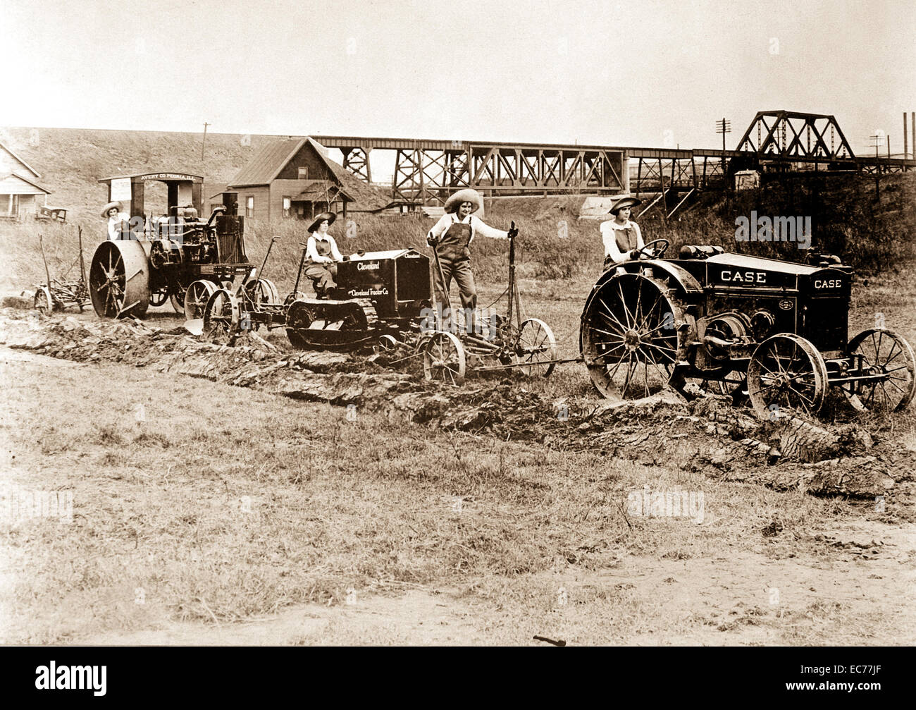 Frauen fahren Traktoren auf einem Bauernhof ist eine Notwendigkeit, um alle Männer zu ersetzen, die ihre Betriebe im ersten Weltkrieg kämpfen verlassen mussten.   Ca. 1918 Stockfoto