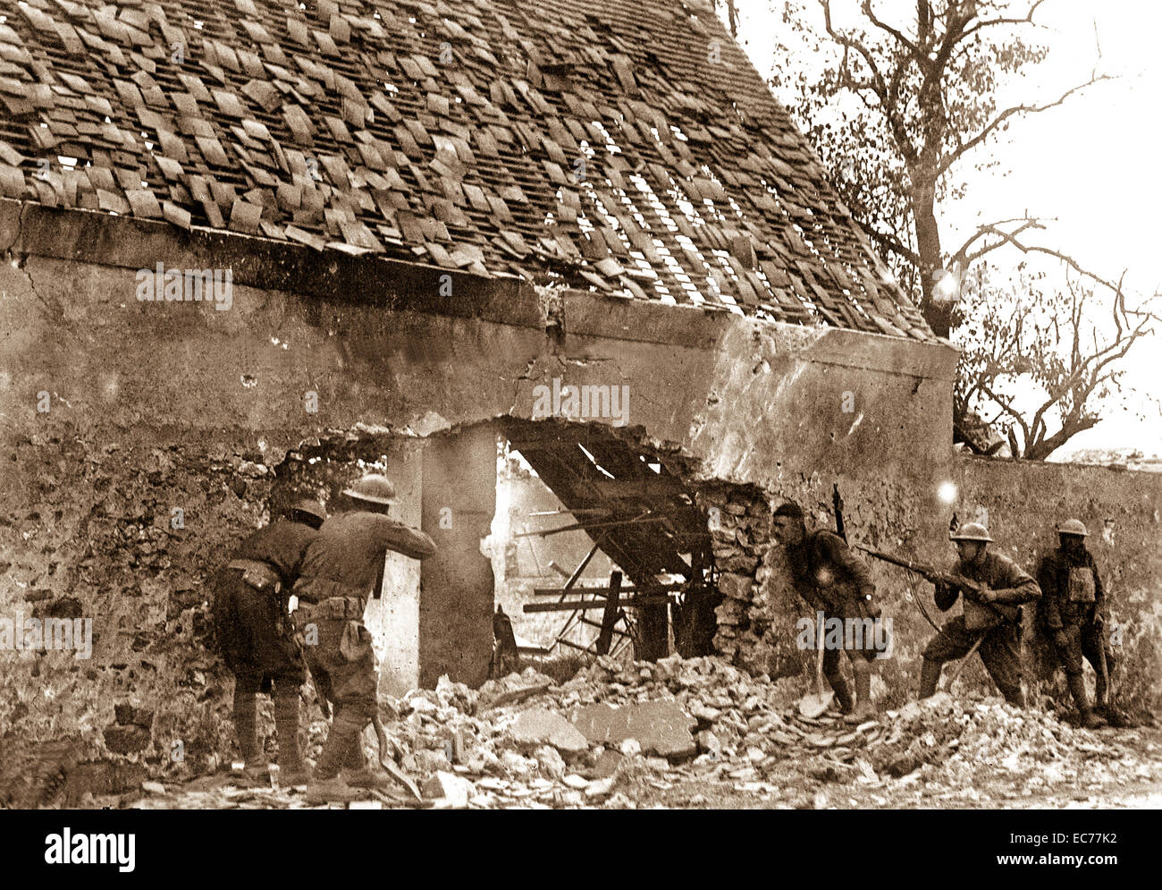 Amerikanische Scharfschützen der 166. Infanterie, jagt den Feind am äußeren Rand der Stadt.  Villers Sur Fere, Frankreich.  30. Juli 1918. Stockfoto