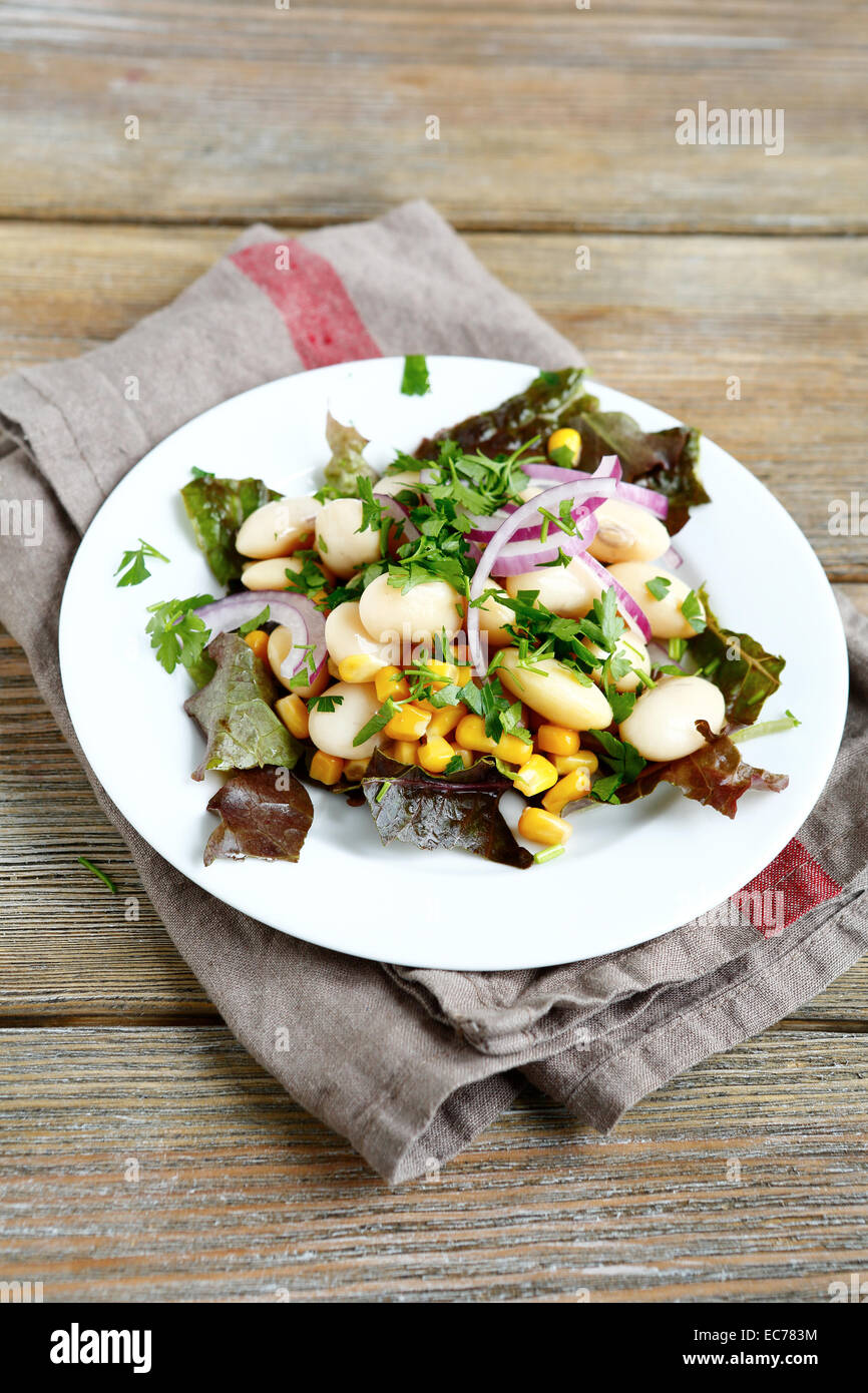 Köstlicher Salat mit Bohnen, Salat und Zwiebeln, Essen Stockfoto