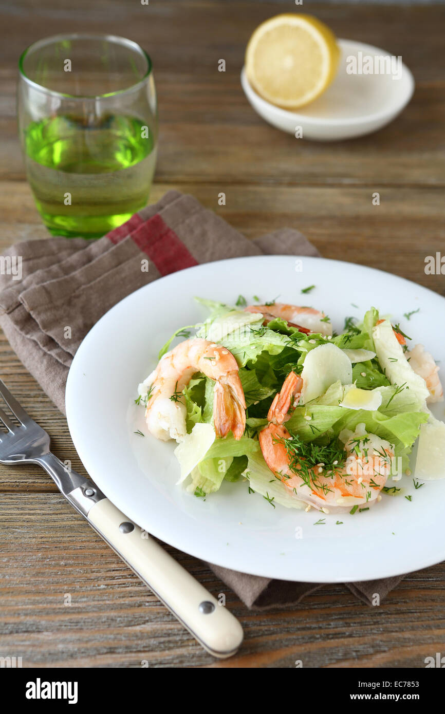 Frischer Salat mit Garnelen, Salat und Käse auf einem Teller, Meeresfrüchte Stockfoto
