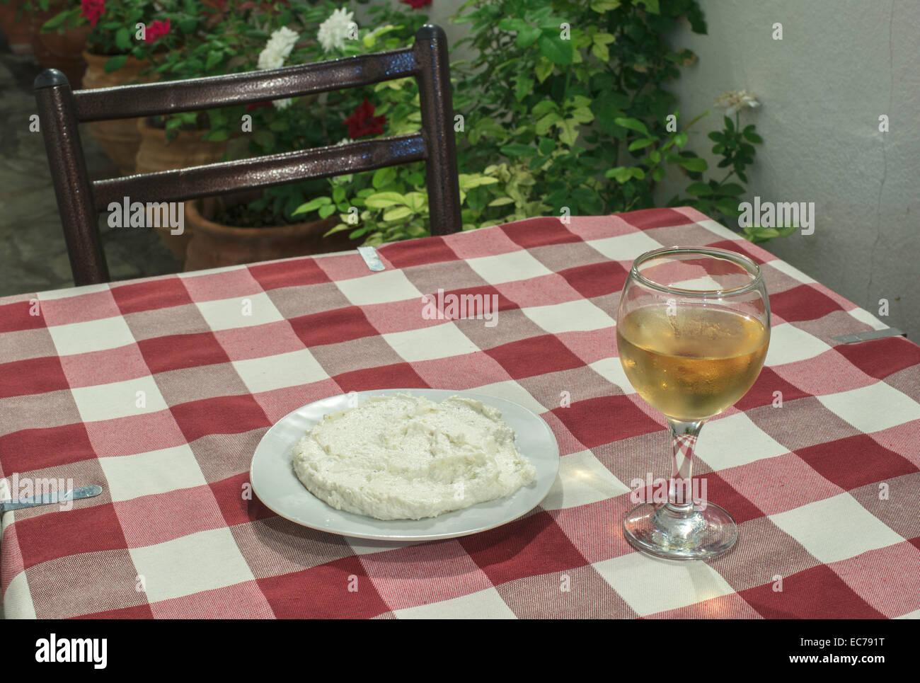 Tisch im Restaurant in Griechenland. Roter Deckel und Glas Wein Stockfoto