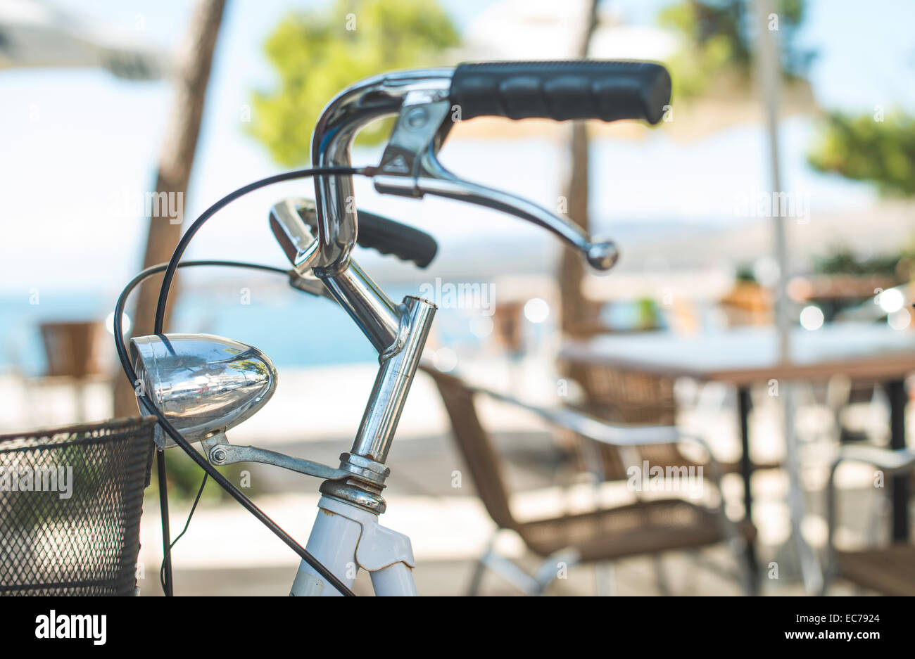 Jahrgang weiß Fahrrad. Cafe Tische auf Hintergrund Stockfoto