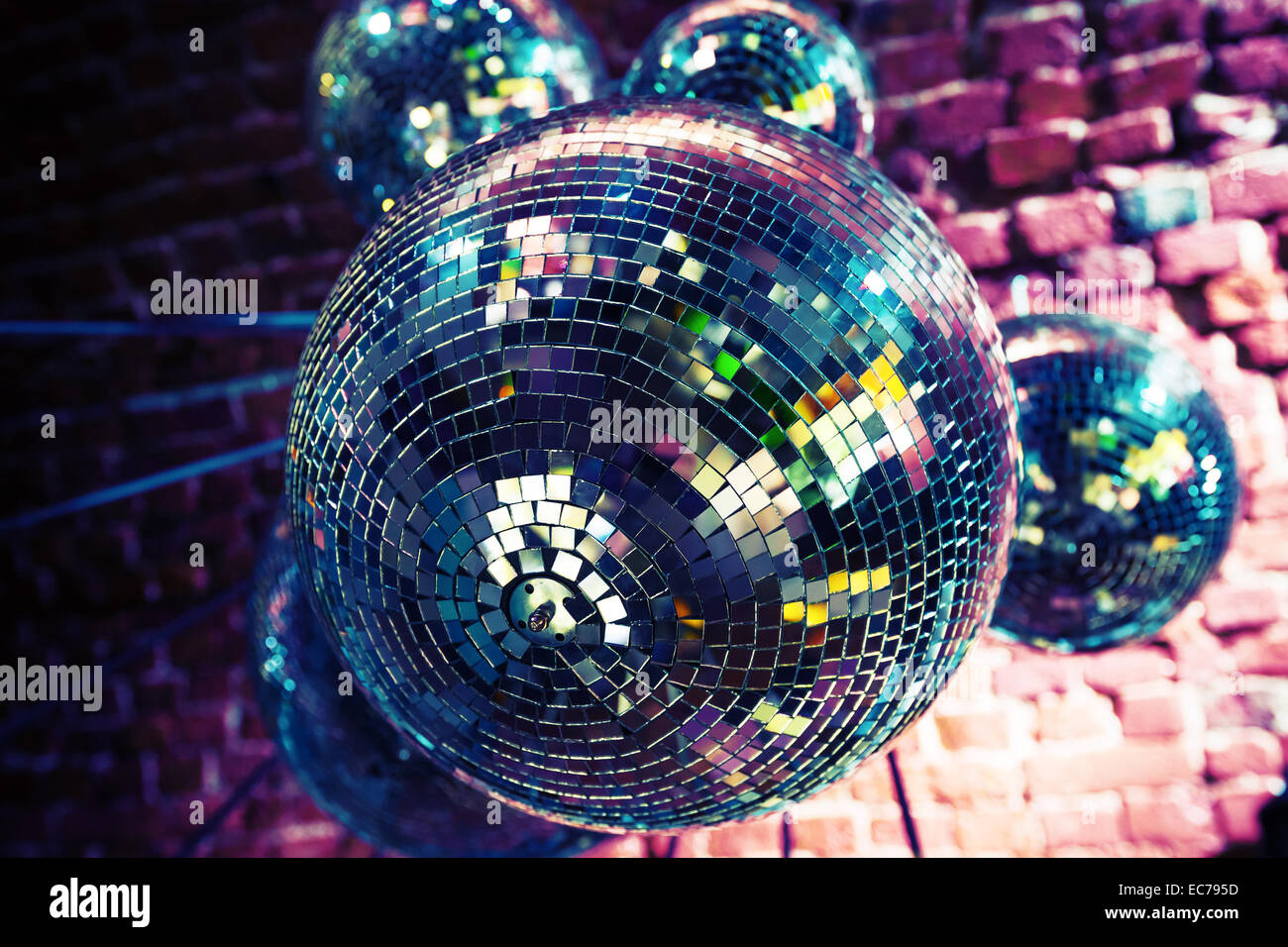 Bunte Disco-Party-Hintergrund mit Diskokugeln reflektiert Licht Stockfoto