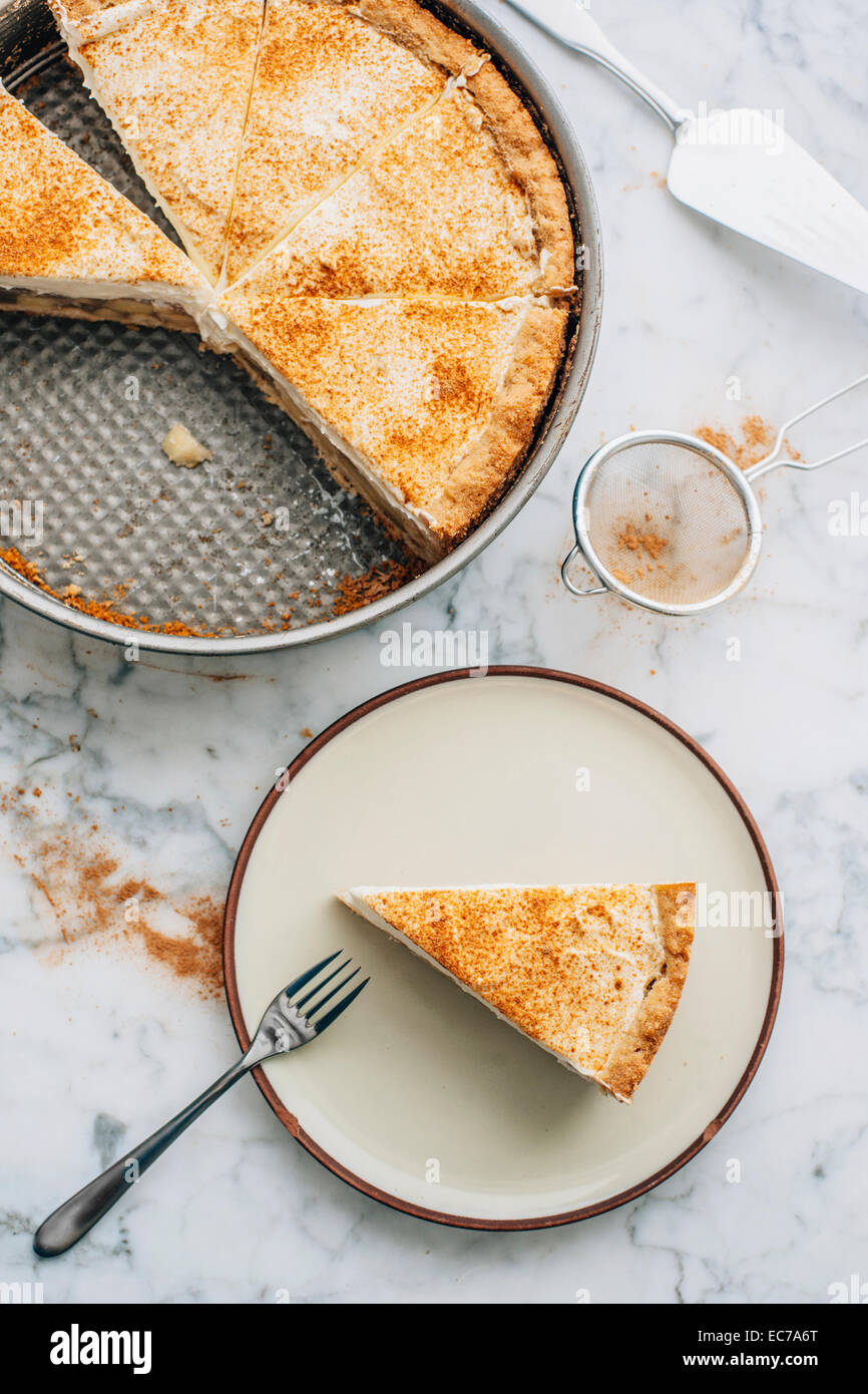 Wein von Apfeltorte mit Sahne und Zimt Stockfoto