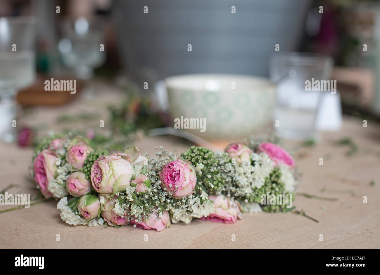 Selfmade Blumenkranz mit Rosenblüten und Schleierkraut Stockfoto