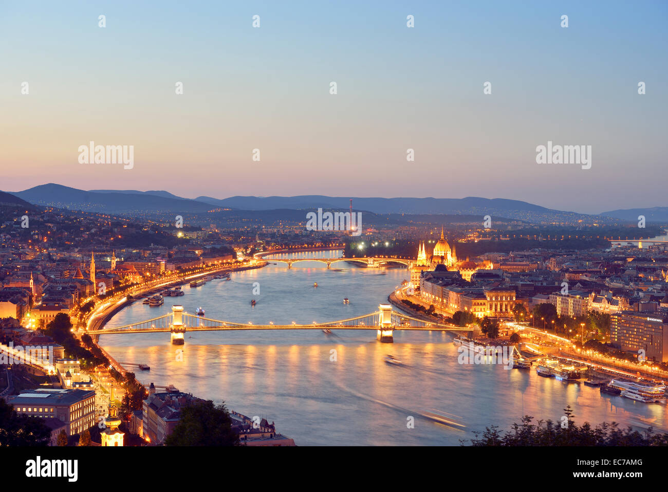 Ungarn, Budapest, Blick zur Donau, Kettenbrücke, Margaretenbrücke und Parlamentsgebäude, blaue Stunde Stockfoto