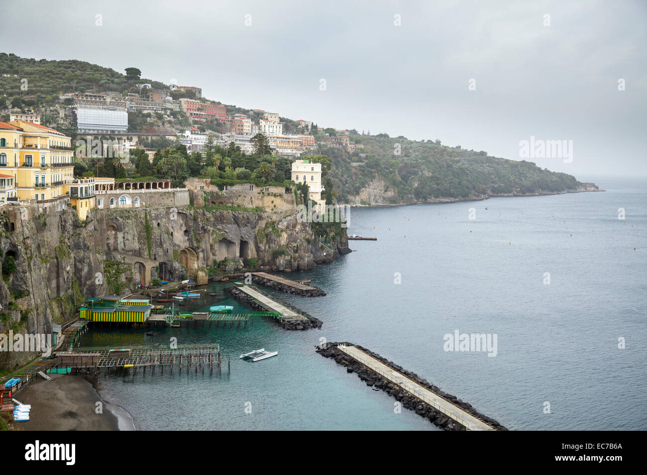 Blick auf die Stadt und Marina Piccola, Sorrent, Kampanien, Italien Stockfoto